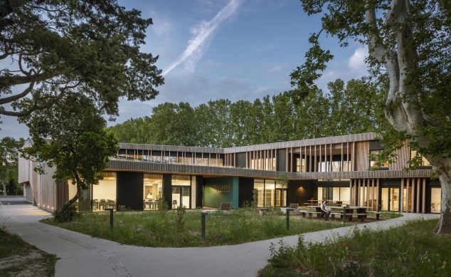 Coeur de Centre INRAE à AVIGNON (84) - Jardin au crépuscule