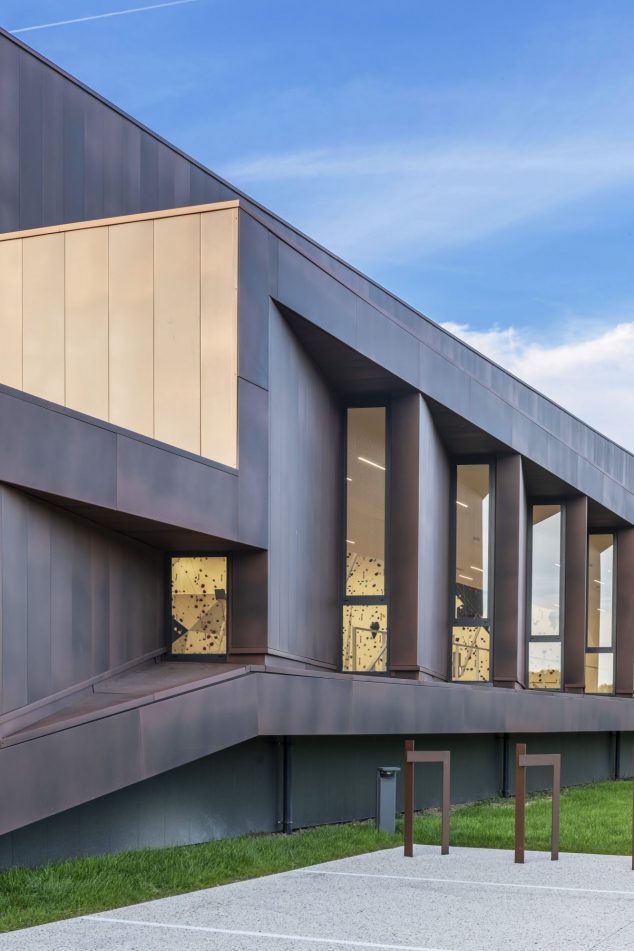 Salle Omnisports à ST JEAN DE BOURNAY (38) - Façade Sud