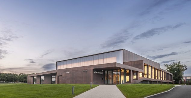 Salle Omnisports à ST JEAN DE BOURNAY (38). - Entrée
